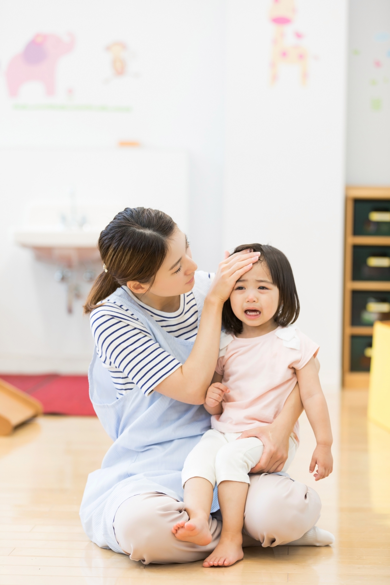 泣く子供と額に手を当てる大人