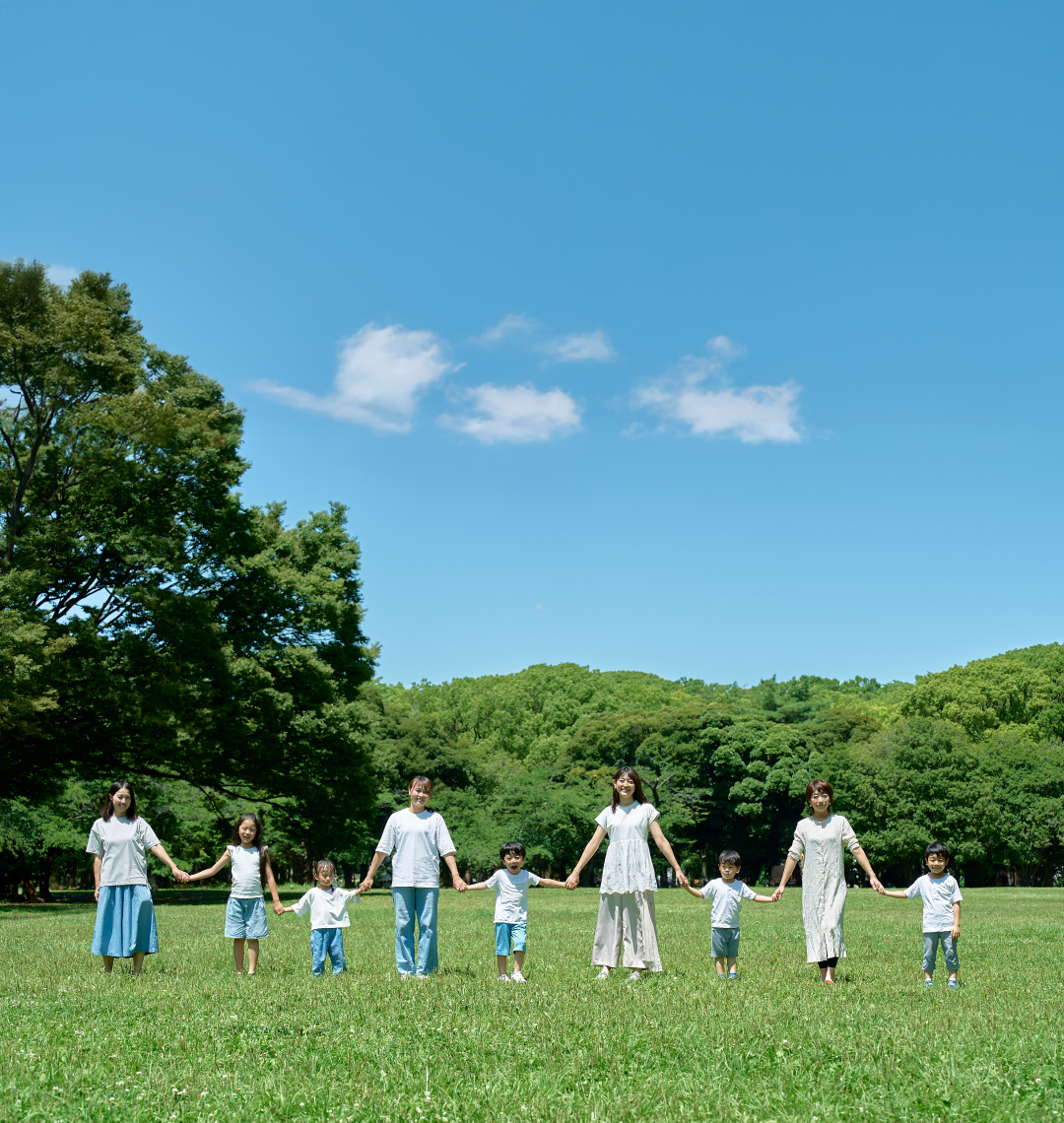 野原で一列に並ぶ親子