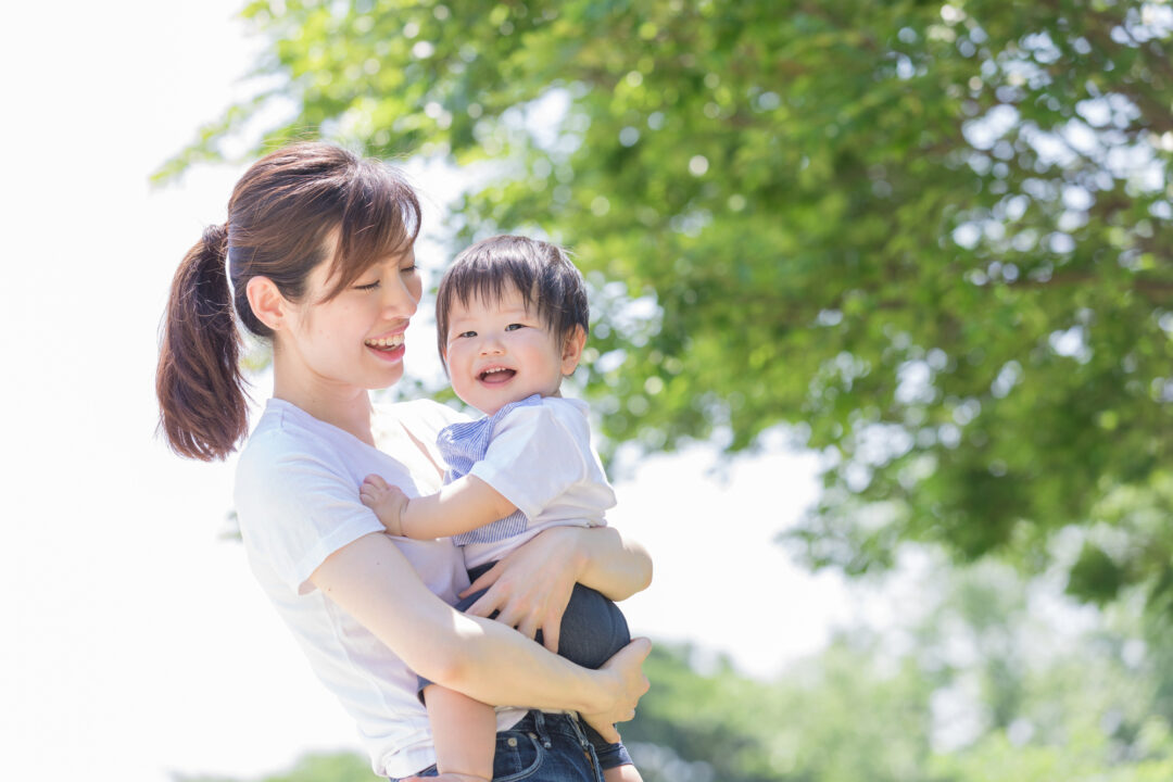 子どもを抱きかかえる保護者。虐待防止研修 家庭編